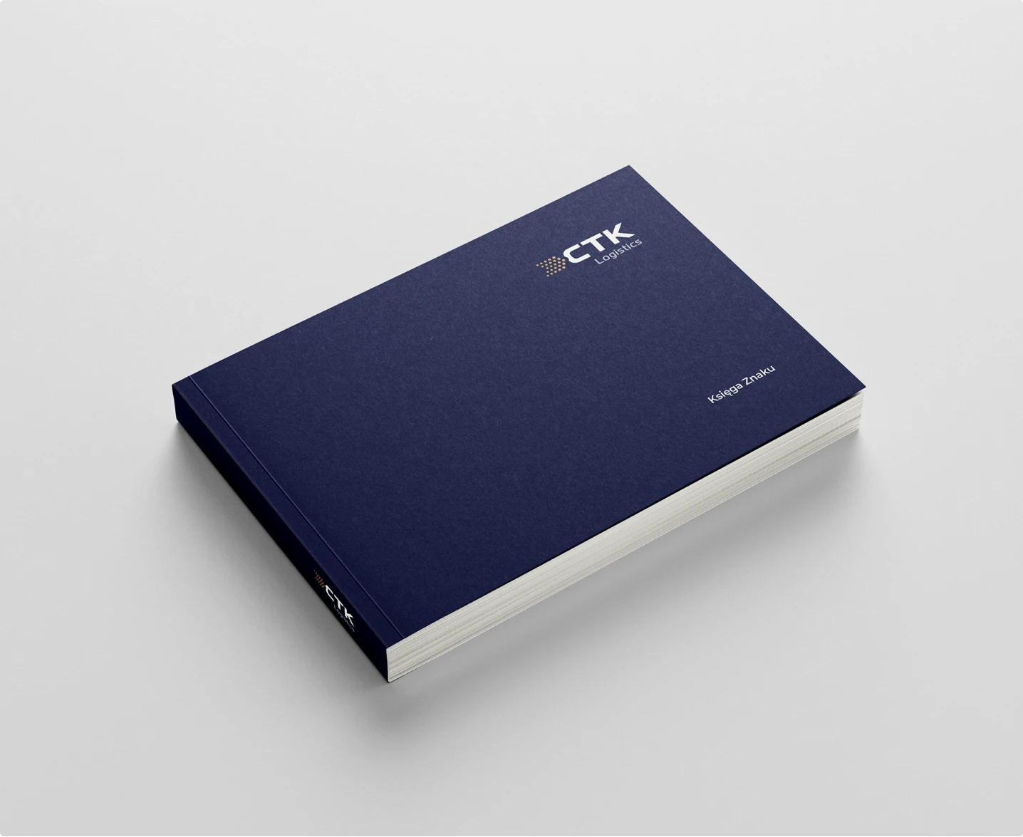 CTK Logistics prezentuje elegancki brandbook z ciemnoniebieską okładką i złotymi akcentami, podkreślającymi nowoczesny i profesjonalny charakter marki.