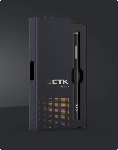 Nowy branding CTK Logistics łączy elegancję i nowoczesność. Złote kropki symbolizują precyzję i globalny zasięg, a minimalistyczny design podkreśla profesjonalizm.
