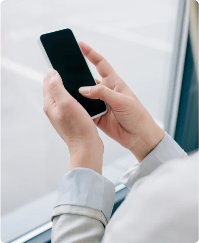 Osoba trzymająca telefon w ręce
