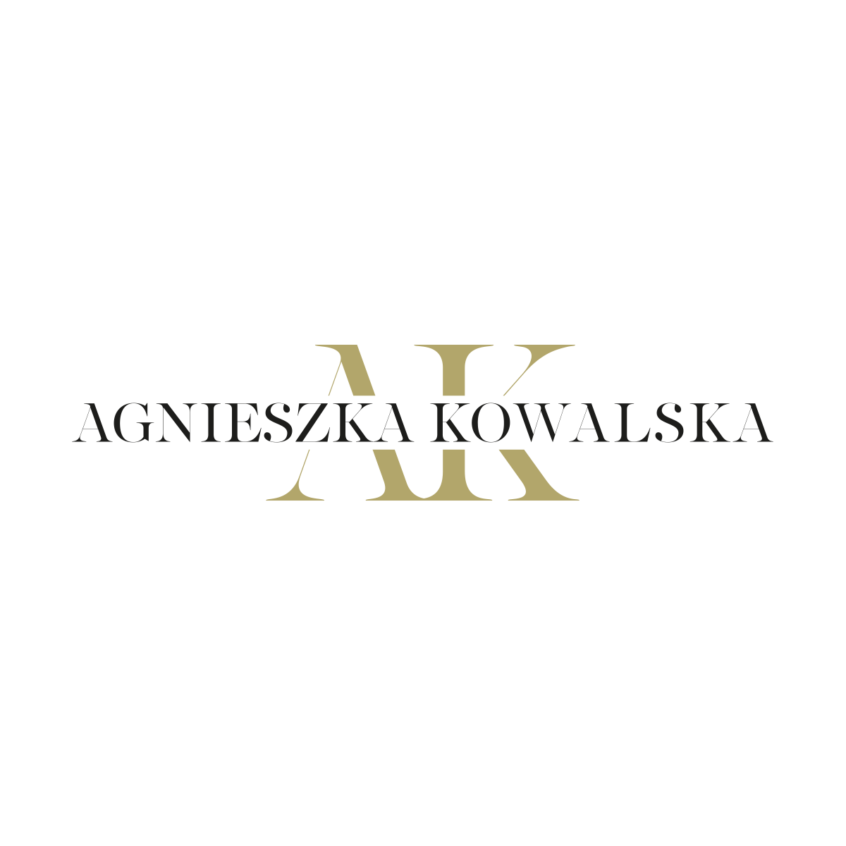 Logo Agnieszka Kowalska jest eleganckie i minimalistyczne. Zawiera inicjały "AK" w subtelnym złotym odcieniu, podkreślając luksusowy i profesjonalny styl.