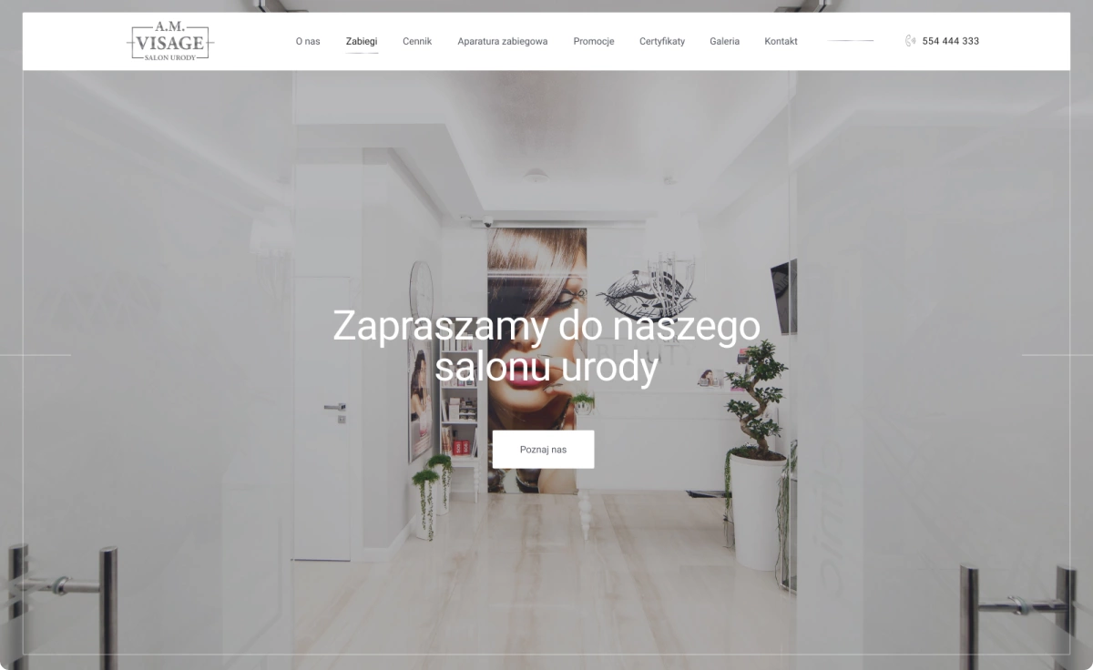 Na zdjęciu widać stronę internetową salonu urody z widokiem na wnętrze salonu, który jest jasny i elegancki. Zawiera zaproszenie do odwiedzenia salonu.