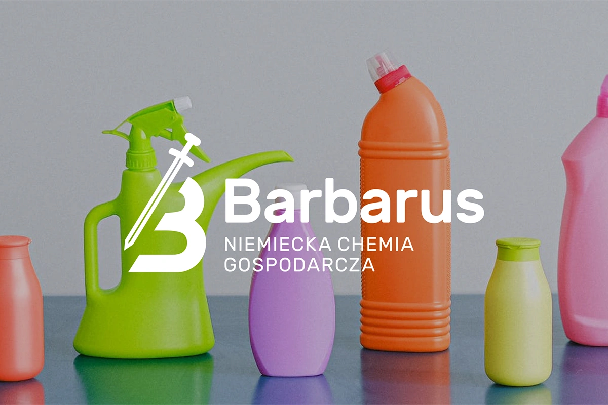 Logo Barbarus przedstawia literę "B" z symbolem miecza, podkreślającą precyzję i jakość niemieckiej chemii gospodarczej. Widoczne na tle kolorowych detergentów.