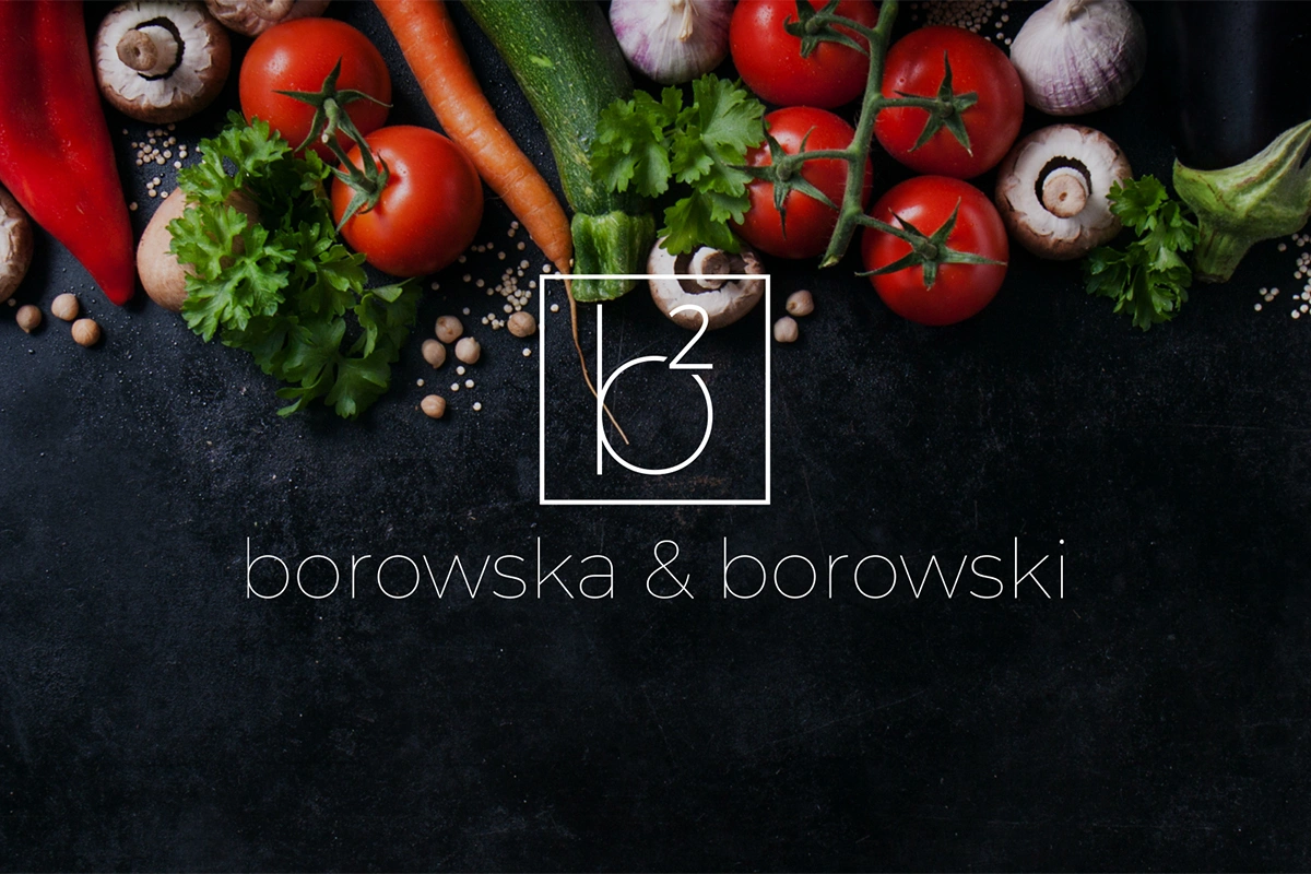 Logo borowska & borowski (b²) na tle świeżych warzyw. Styl minimalistyczny, czysta typografia, elegancka biała ramka kontrastująca z kolorowym tłem.