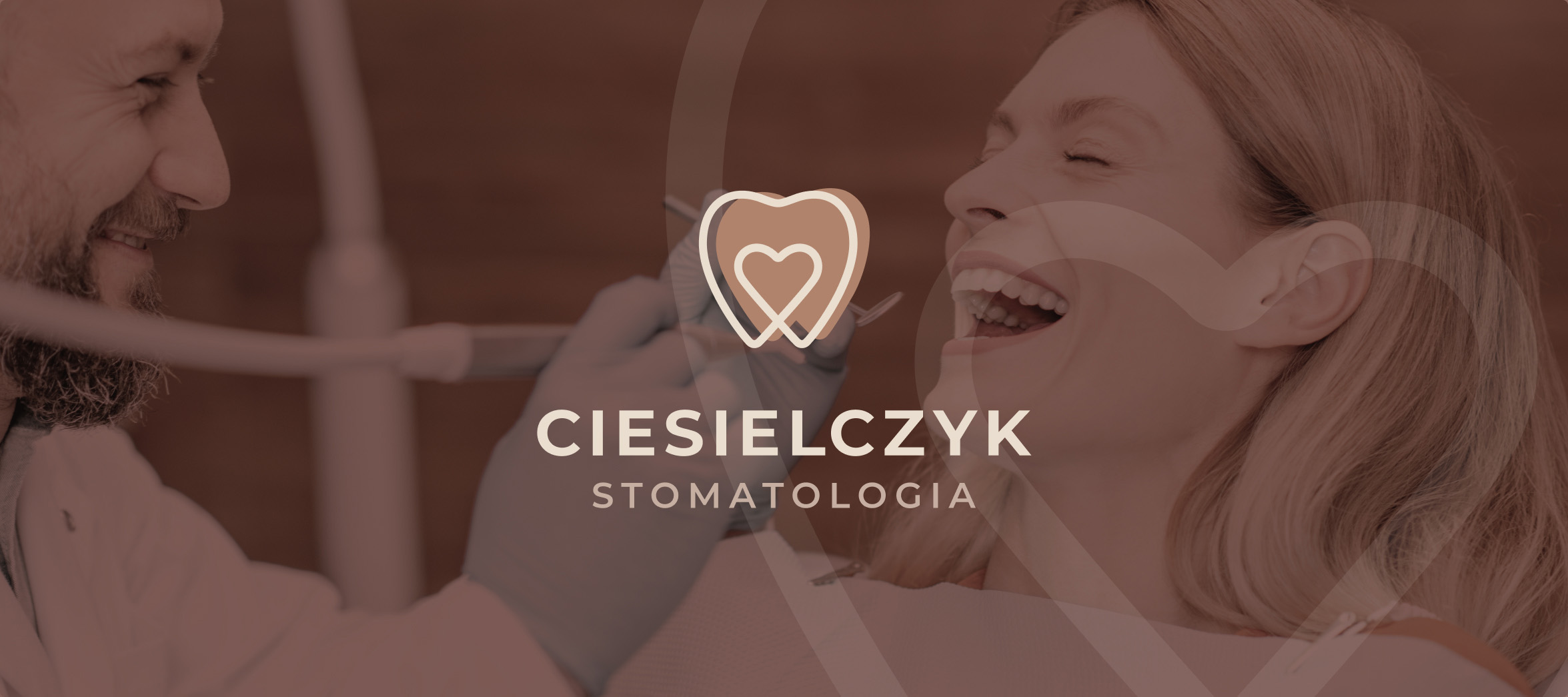 To profesjonalna identyfikacja wizualna marki Ciesielczyk, prawdopodobnie związanej z branżą stomatologiczną. Logo łączy symbol serca i zęba, podkreślając troskę o zdrowy uśmiech.