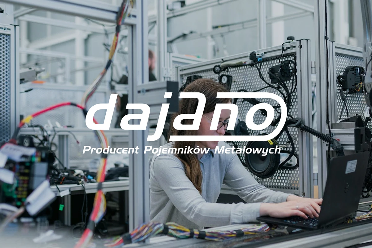 Logo "dajano" na tle nowoczesnej linii produkcyjnej. Stylizowana, dynamiczna typografia i symbol wkomponowany w litery podkreślają przemysłowy charakter firmy produkującej pojemniki metalowe.