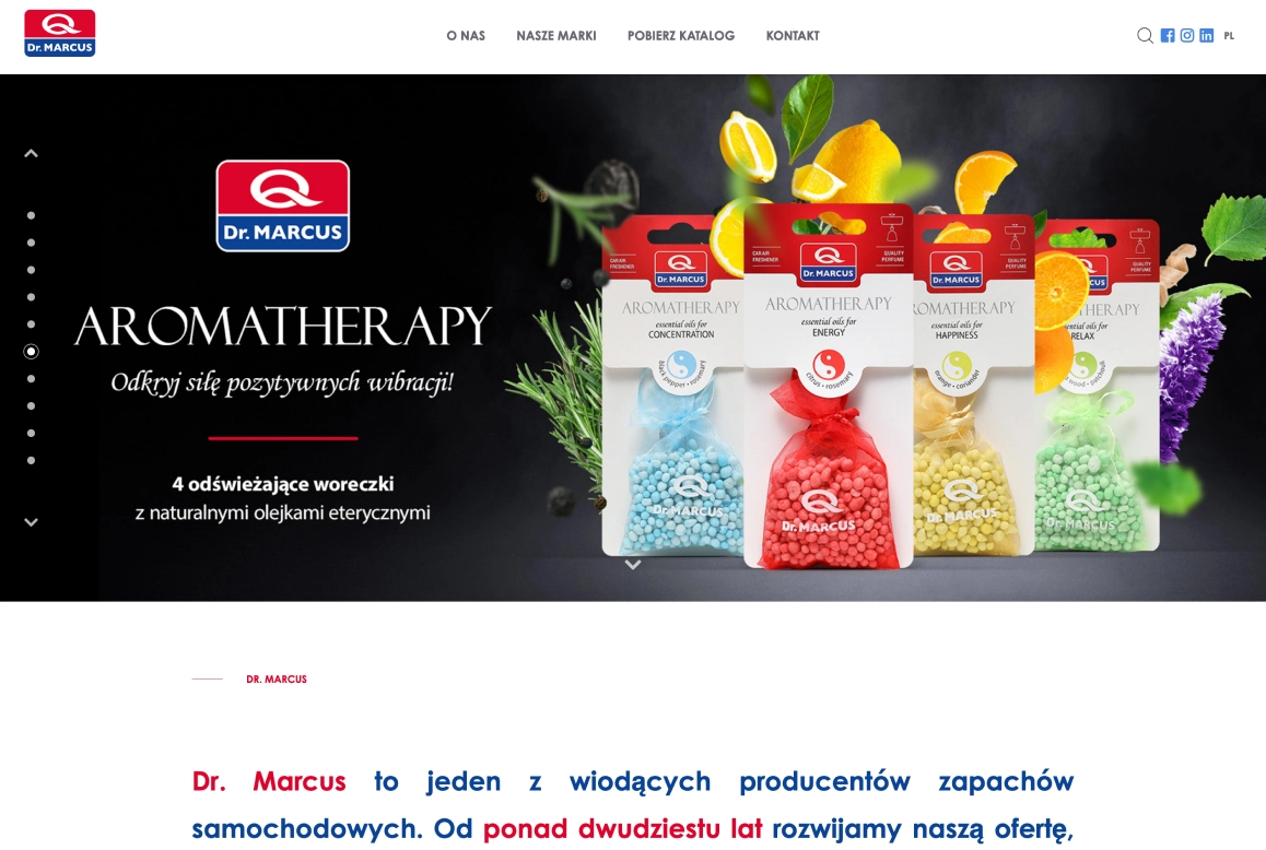 Zdjęcie przedstawia stronę internetową marki Dr. Marcus, producenta zapachów samochodowych. Główny baner promuje linię Aromatherapy, czyli woreczki z naturalnymi olejkami eterycznymi.