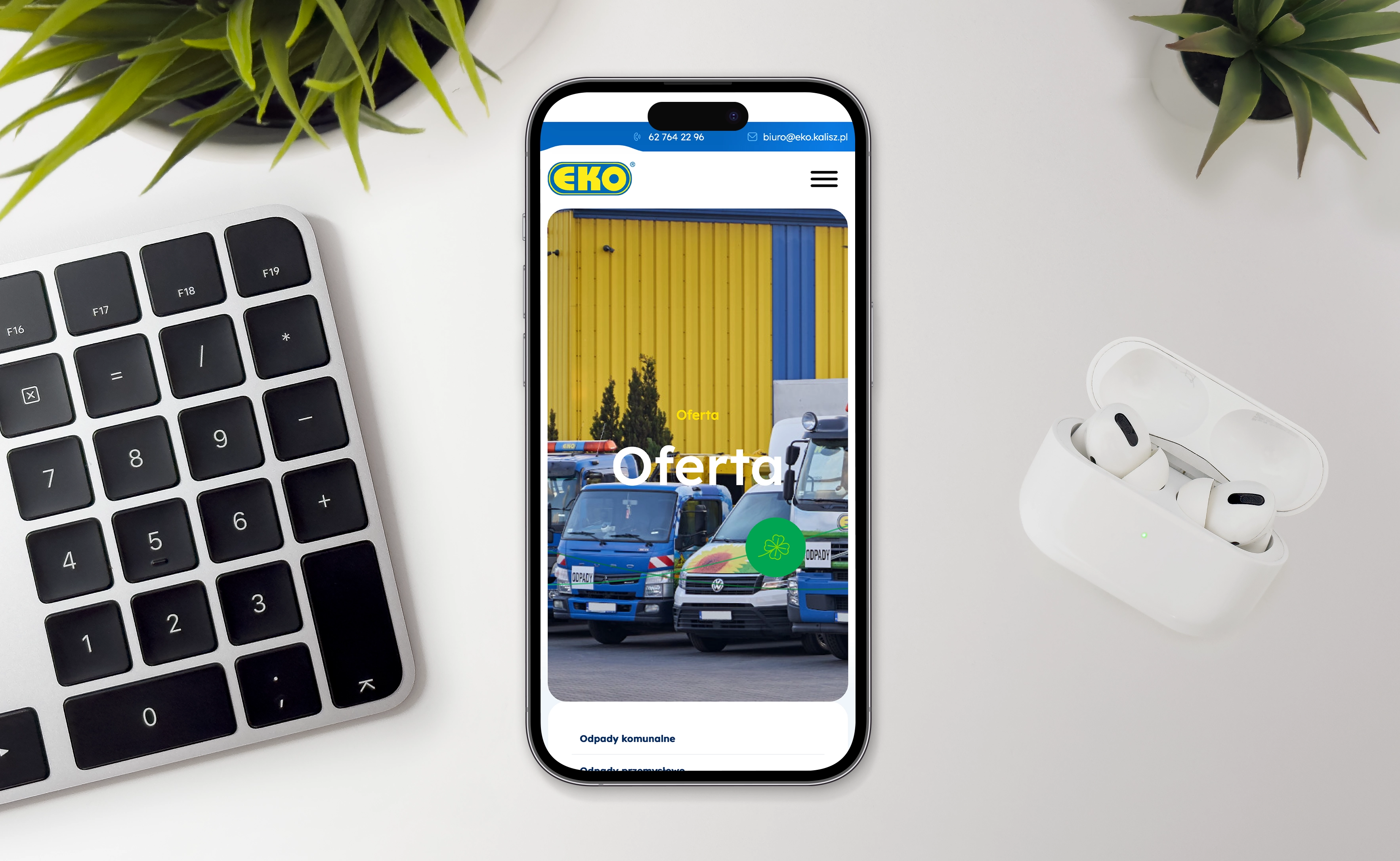 Drugie zdjęcie przedstawia stronę EKO na smartfonie. Wyświetlana jest sekcja oferta, na tle której znajdują się pojazdy komunalne.