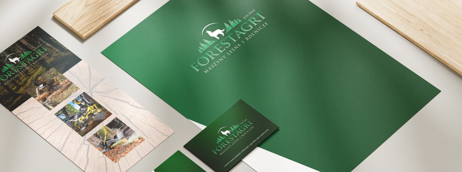 Logo firmy Trazmet Lager Technik na białej elewacji z nowoczesnym, minimalistycznym designem. Czerwone i niebieskie akcenty podkreślają dynamiczny charakter marki.