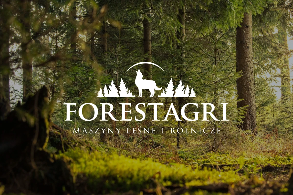 Logo ForestAgri na tle lasu. Zawiera sylwetkę wilka stojącego wśród drzew, co symbolizuje naturę i leśnictwo. Napis podkreśla specjalizację w maszynach leśnych i rolniczych.