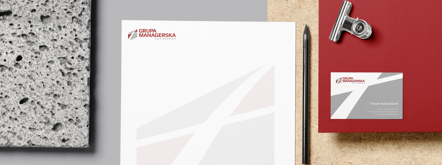 Logo firmy Trazmet Lager Technik na białej elewacji z nowoczesnym, minimalistycznym designem. Czerwone i niebieskie akcenty podkreślają dynamiczny charakter marki.