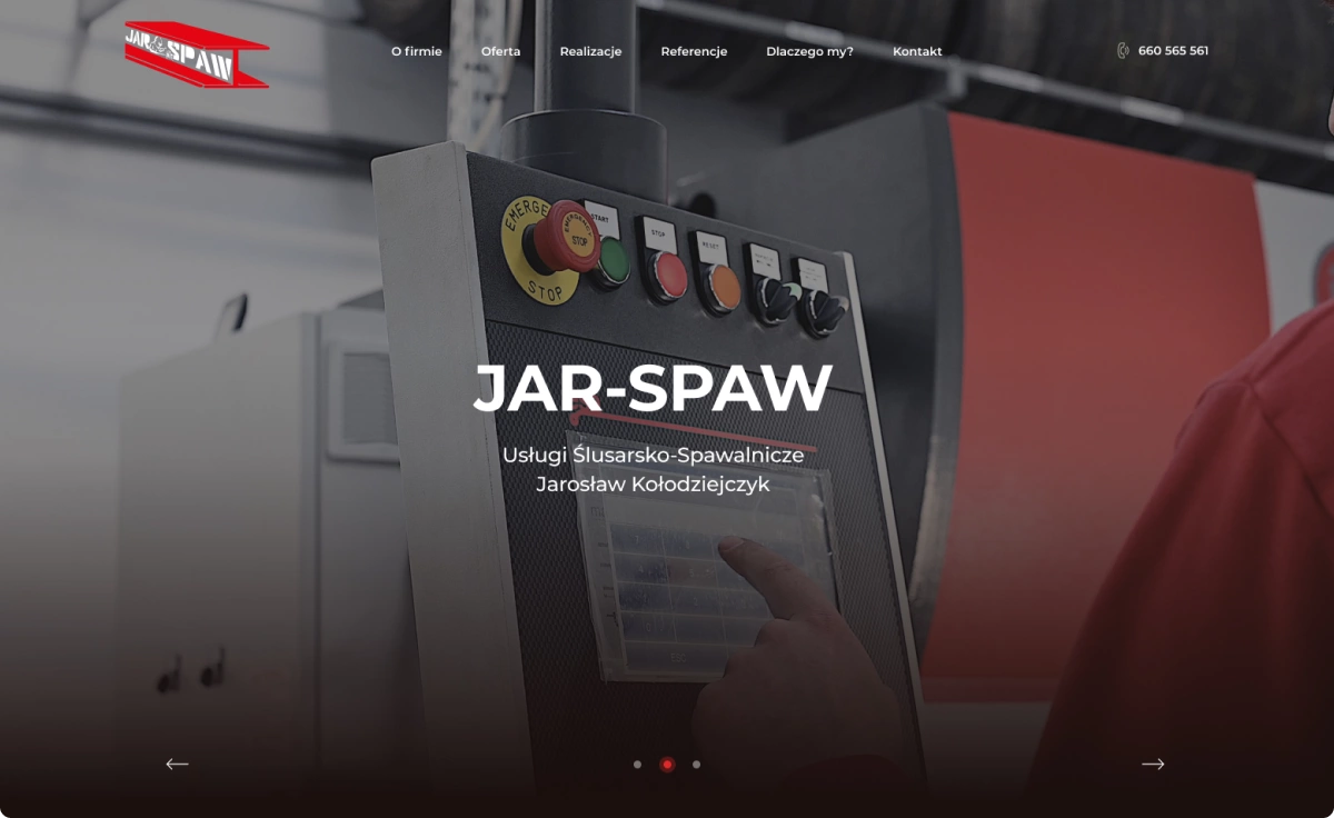 Zdjęcie przedstawia stronę JAR-SPAW, firmy ślusarsko-spawalniczej. W tle widoczny jest panel sterowania. Strona ma nowoczesny design i intuicyjne menu.
