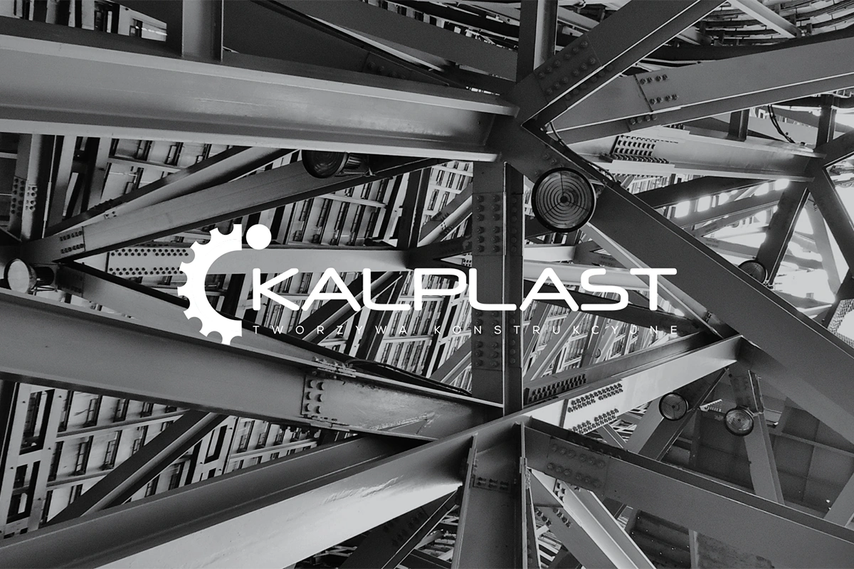 Logo "KALPLAST" na tle konstrukcji stalowej. Nowoczesna typografia i symbol zębatki podkreślają specjalizację firmy w produkcji tworzyw konstrukcyjnych dla przemysłu.