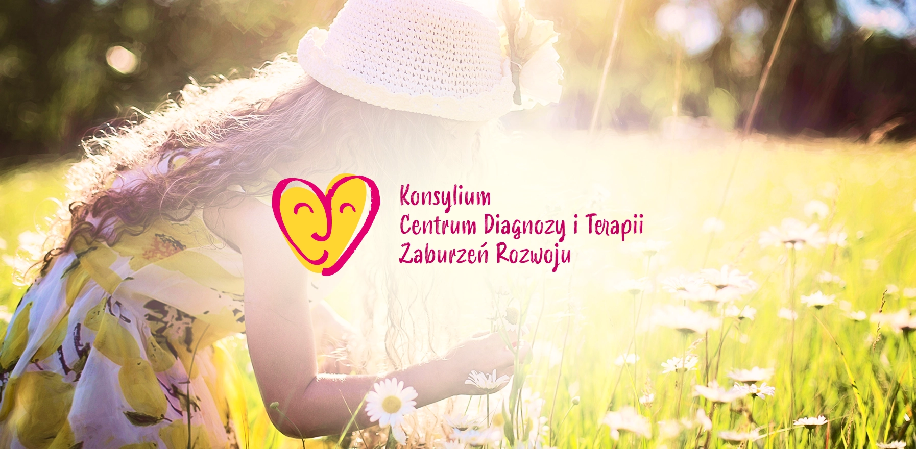 Logo przedstawia serce z uśmiechem w kolorach żółtym i różowym, z napisem "Konsylium Centrum Diagnostyki i Terapii Zaburzeń Rozwoju" w tle kwiatów.