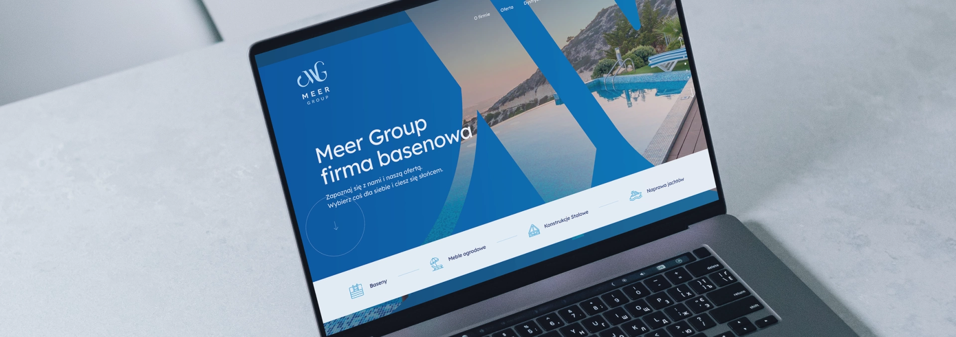 Strona Meer Group na laptopie ukazuje elegancki design w odcieniach niebieskiego. Widoczny luksusowy basen podkreśla prestiż usług: baseny, meble, konstrukcje, jachty.