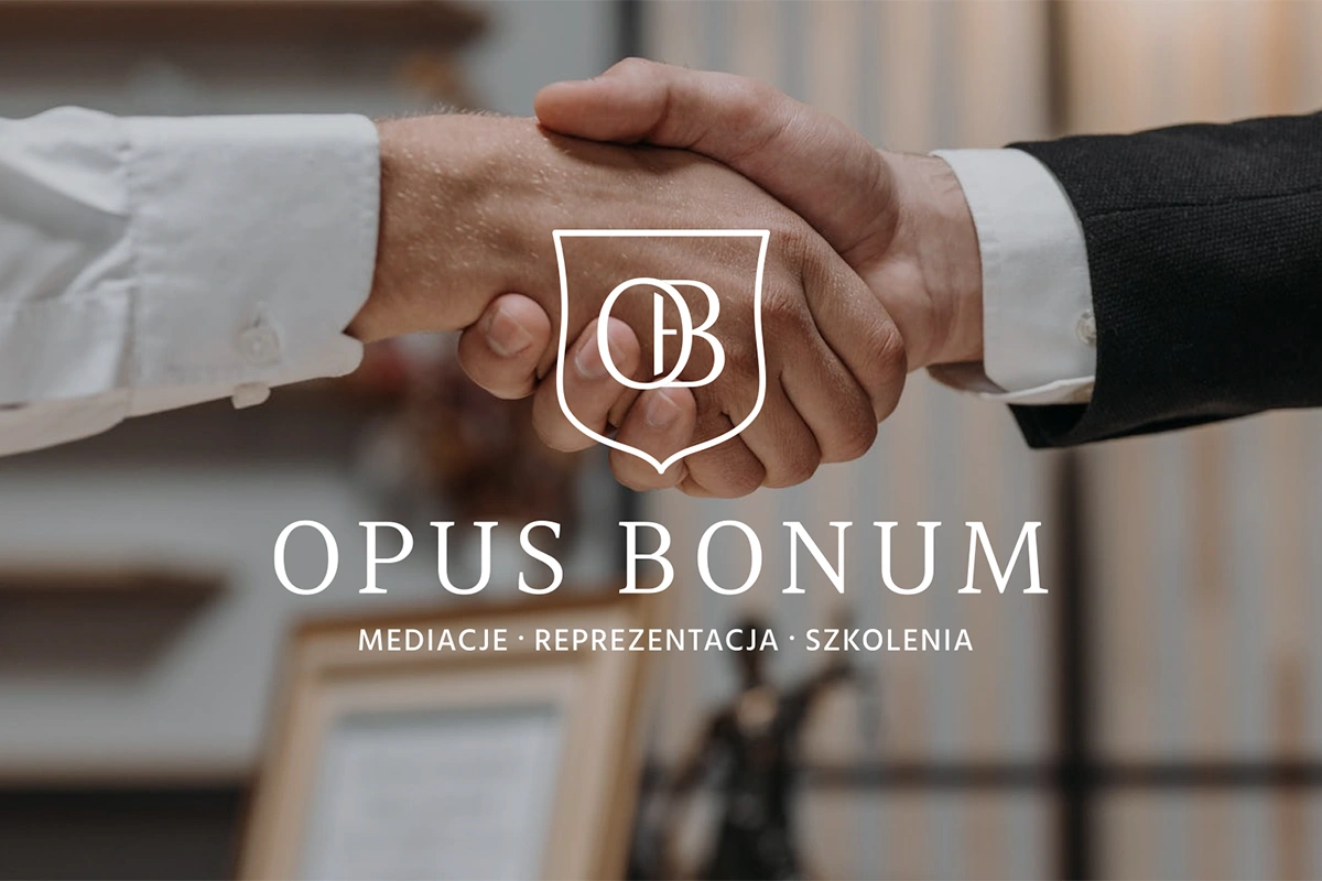 Logo Opus Bonum symbolizuje profesjonalizm i zaufanie. Herb z inicjałami „OB” podkreśla prestiż, a uścisk dłoni na tle sugeruje mediacje i współpracę.