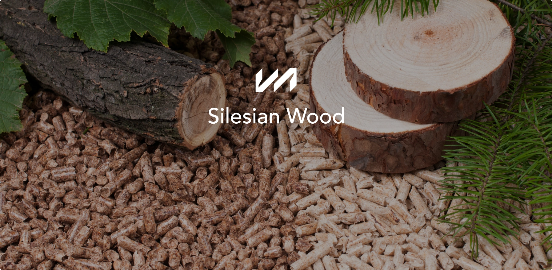 Obraz przedstawia logo Silesian Wood na tle drewnianych kłód, przekrojonych pni i pelletu. Naturalna kolorystyka podkreśla ekologiczny charakter marki.