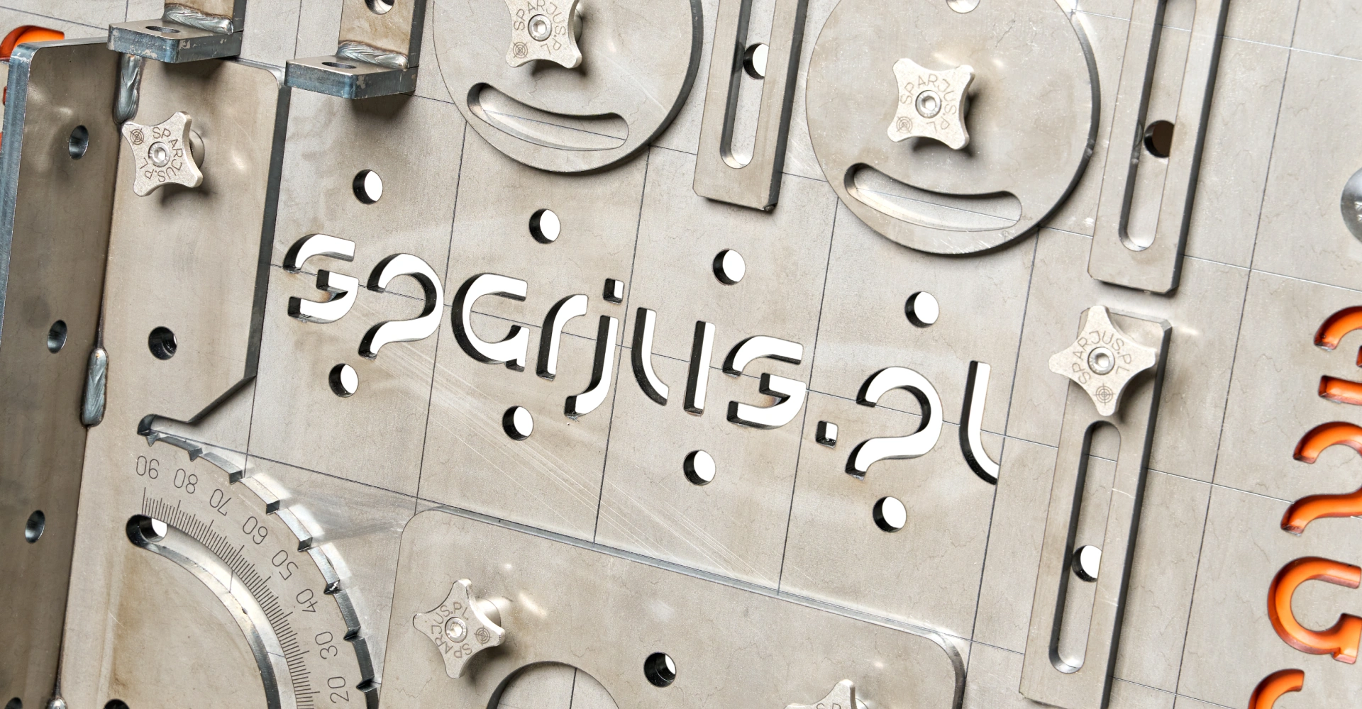 Zdjęcie przedstawia logo Sparius wycięte w metalowej powierzchni, podkreślając industrialny i techniczny charakter marki związanej ze spawalnictwem.