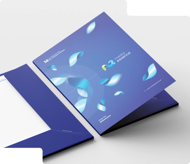 Grafika przedstawia elegancką teczkę firmową agencji Media Essence w odcieniach niebieskiego. Okładka ozdobiona jest nowoczesnym, dynamicznym wzorem z abstrakcyjnymi, świetlistymi elementami.