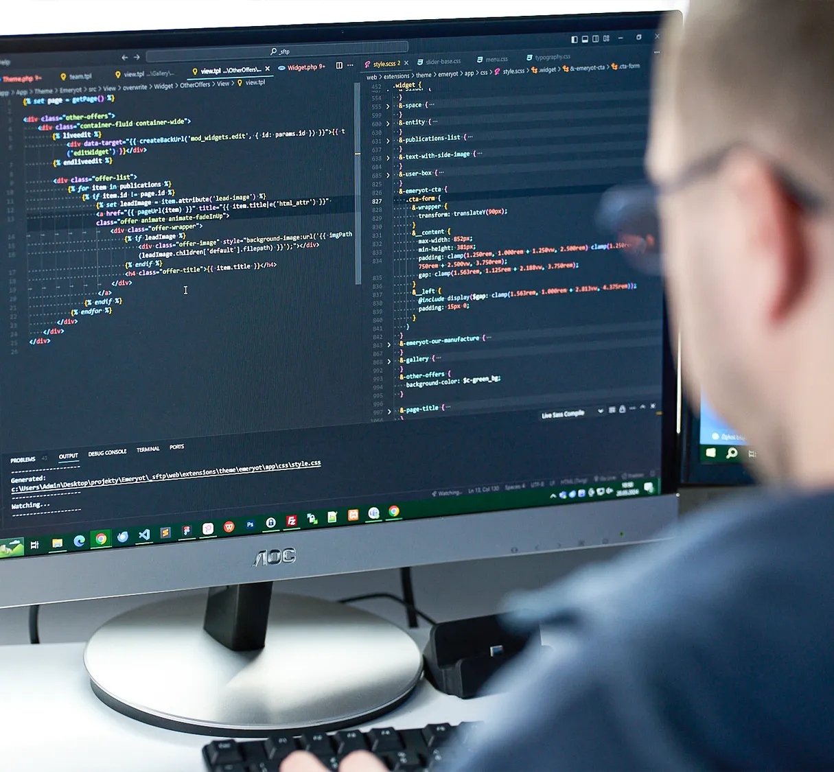 Programista pracuje nad kodem. Profesjonalne podejście do zarządzania stronami internetowymi
