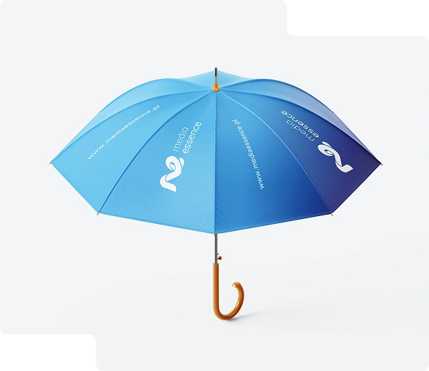 Na zdjęciu widać niebieski parasol z logo 