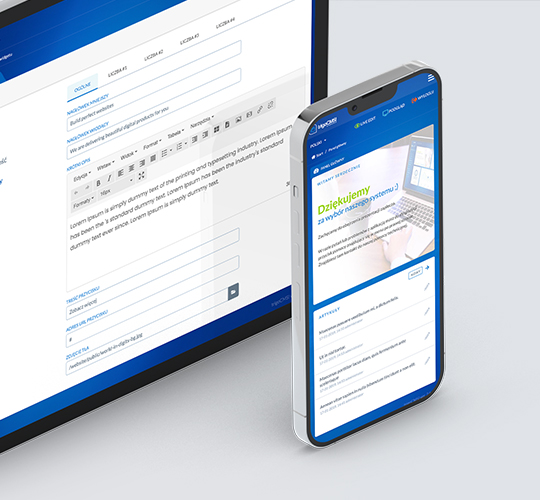 Na zdjęciu widać laptopa i smartfona z wyświetlonym interfejsem systemu CMS do zarządzania stroną internetową. Na laptopie edytowany jest tekst, a na smartfonie wyświetla się ta sama strona